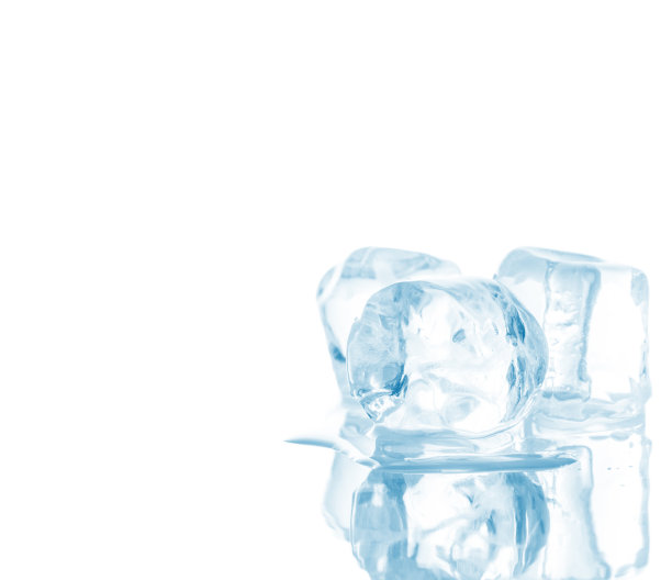 反射表面上的冰块。镜面反射。包括剪切路径。图片下载