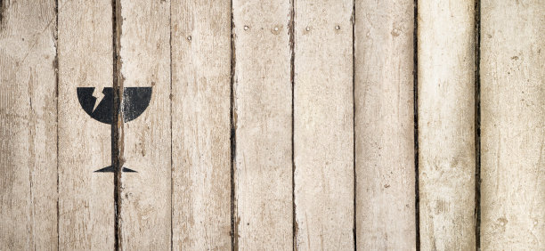 货物、运输标志和符号。送货服务。破碎的玻璃酒，夜总会内部。复古,乡村风格。装运条款和条件。图片下载