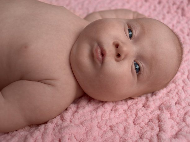 婴儿一脸惊讶，张着嘴。图片下载