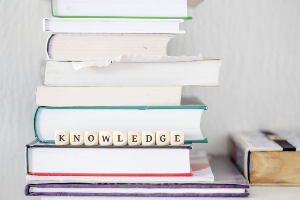 书在书桌上用文字知识作为文本动机掷骰子图片下载