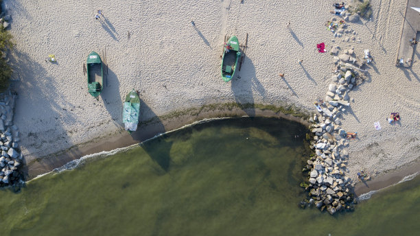 渔民的船停在海边图片下载