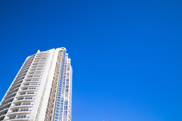 酒店大楼在一个阳光明媚的日子与蓝天图片下载