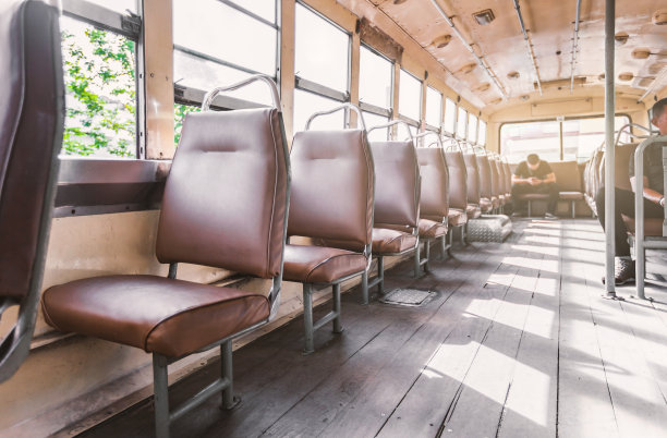 空荡荡的皮革座椅内的古董汽车巴士曼谷大都市图片下载