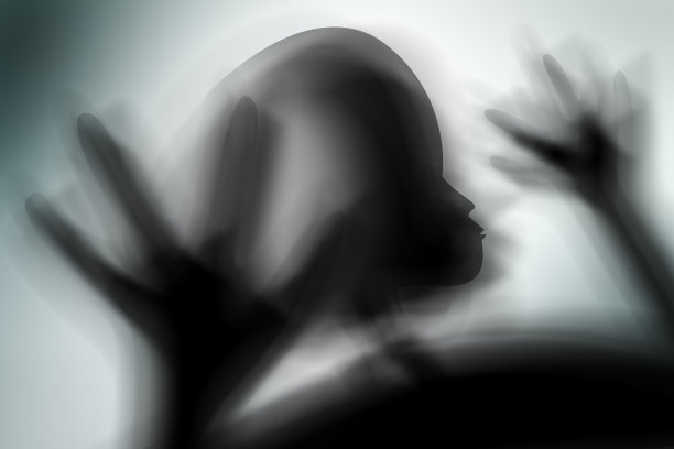 诡异的外星人的剪影和明亮的灯光在他身后图片下载