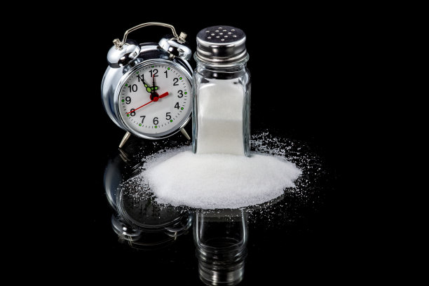 闹钟，盐瓶和洒盐。紧急停止吃盐。图片下载
