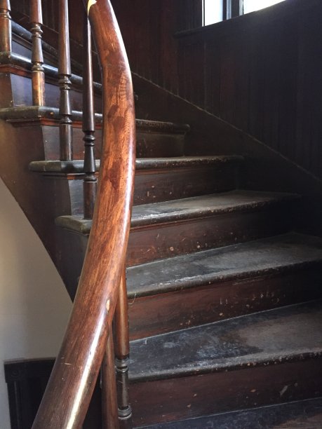 华丽的老式木制螺旋楼梯部分图片下载