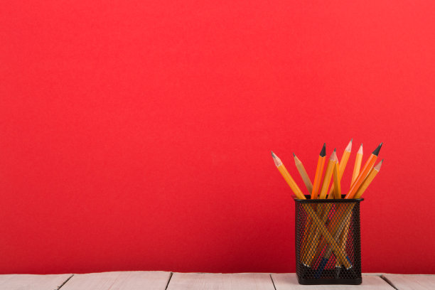 教育理念或回校在红色背景下图片下载