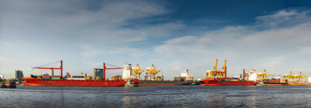 运输购物物流装卸码头码头。、海运集装箱进出口业。全景港口海运和港口货物船厂与起重机桥。图片下载