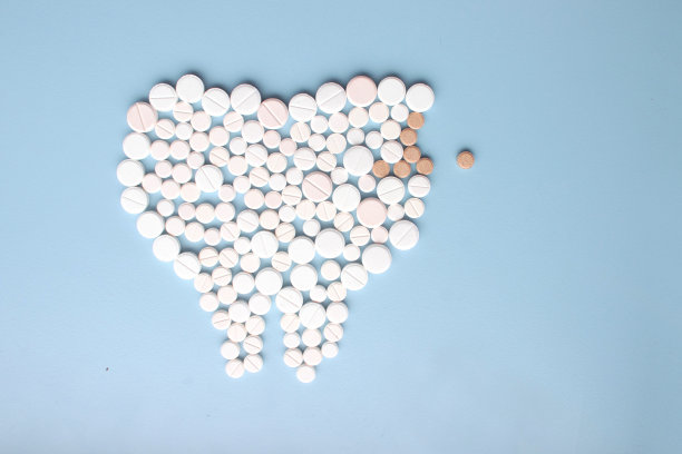 有蛀牙的药丸。牙科诊所的概念。图片下载