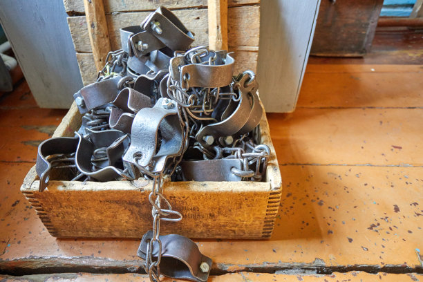 俄罗斯,古拉格。一个旧监狱的内部视图。囚犯的手铐和装置图片下载