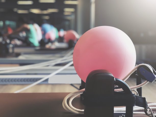 健身室的皮拉提斯床上的球图片下载