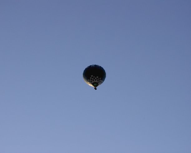 热气球在蓝天上飞翔图片下载