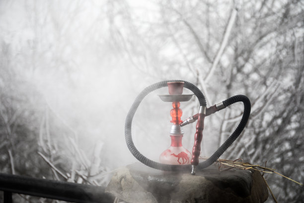 水烟，传统阿拉伯水管，直接日落光，户外照片。山的背景。户外。空的空间。图片下载