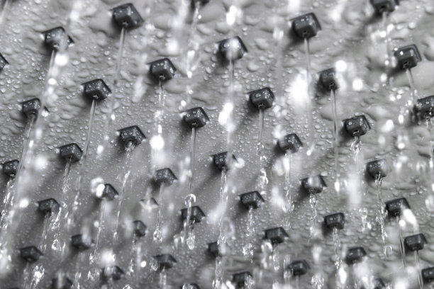 新鲜的淋浴。用自来水淋浴。用水滴淋浴。水滴和溪流。淋浴龙头的流水。水滴下降图片下载