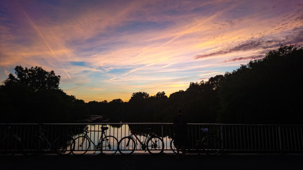 从德国汉诺威莱茵河的一座桥上看多彩的日落图片下载