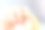 特写的一个婴儿的手，玩一个木制玩具。无重点的背景图片下载