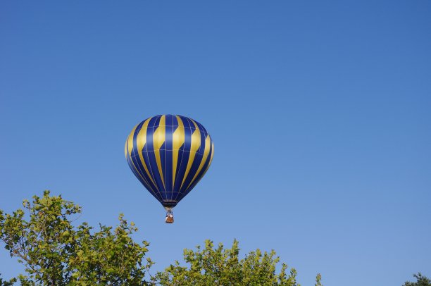 蓝色和黄色的热气球图片下载