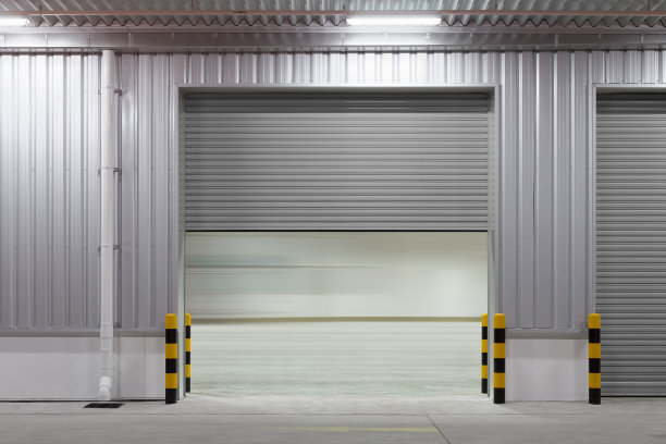 百叶窗的夜晚图片下载