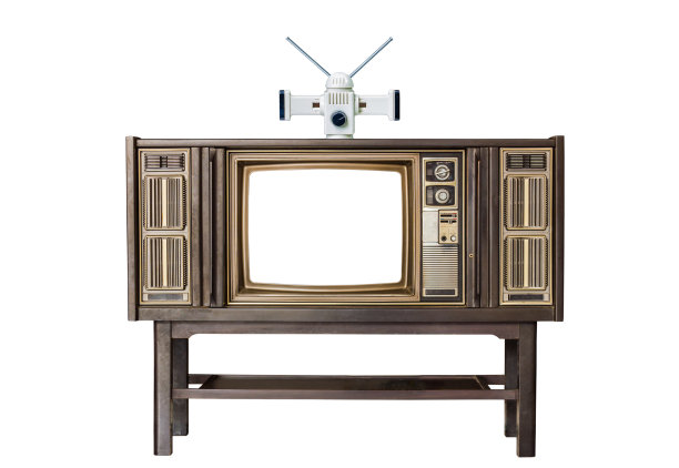 经典复古复古风格的旧电视与剪切屏幕，旧电视与旧电视天线孤立的背景。图片下载