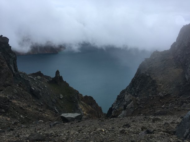 位于中朝边境的白头山火山顶上的神秘天湖图片下载