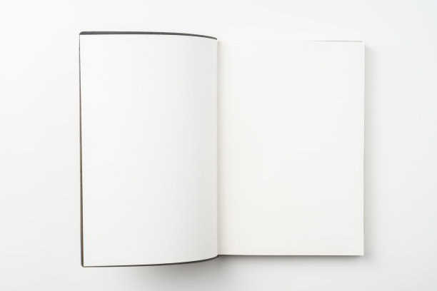 打开白色背景的棕色笔记本图片下载