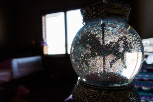 有马旋转木马的雪花玻璃球图片下载