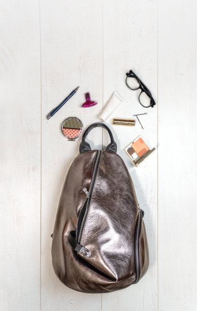 平躺在女人的银色背包和配件在白色的背景。女性风格。情人节3月8日女性生日派对服装布局，礼物，办公室概念。俯视图图片下载