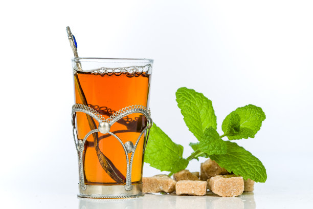 传统的阿拉伯薄荷茶在典型的玻璃杯图片下载