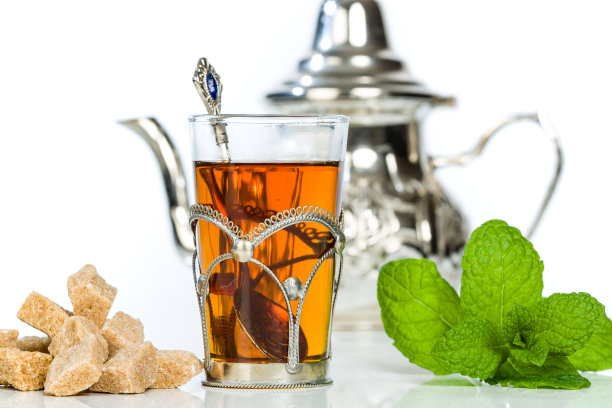 传统的阿拉伯薄荷茶在典型的玻璃杯图片下载