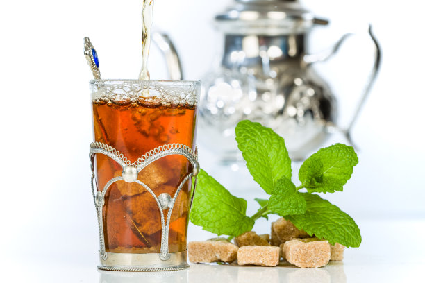 传统的阿拉伯薄荷茶在典型的玻璃杯图片下载