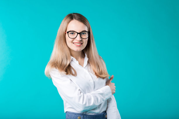 空白的广告。肖像年轻的白人妇女工人，教师，教练，导师在白色衬衫，办公室风格的商务女士领导，广告眼镜，视力蓝色孤立的颜色背景图片下载