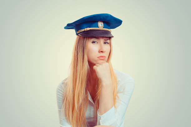 戴着警官帽的女人脸上带着怀疑、怀疑的表情图片下载
