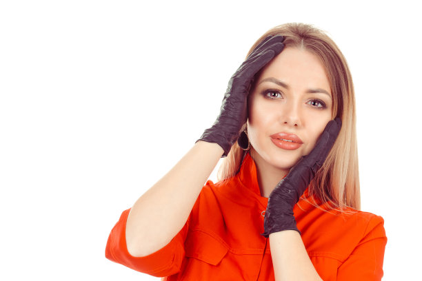 妇女在黑色手套触摸脸部显示抗衰老治疗，她最近接受，嘴唇增强抗皱纹的照片孤立在白色图片下载