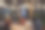 一群亚洲人晚上在屋外吃冰啤酒，聊得很开心图片下载