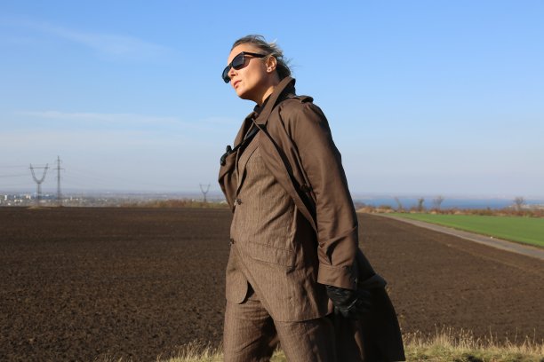 一个在荒无人烟的小山上穿西装的女人图片下载