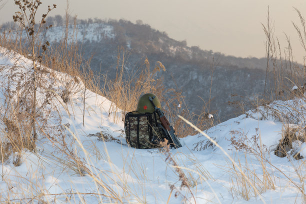 军用背包和武器，冬天图片下载