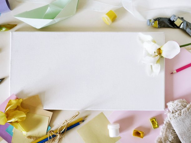 桌上是一张白色的空白画布，复制空间、花卉、艺术素材、俯视图、概念构图图片下载