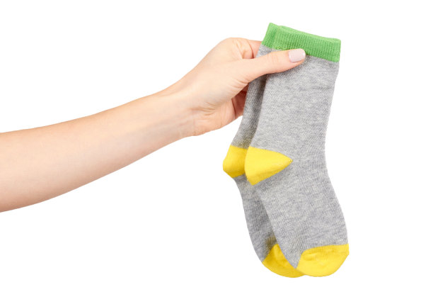 手拿温暖的冬季儿童袜子，可爱的棉质衣服图片下载