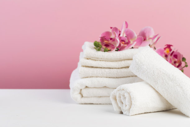水疗静物与芳香蜡烛，花和毛巾。——图片图片下载