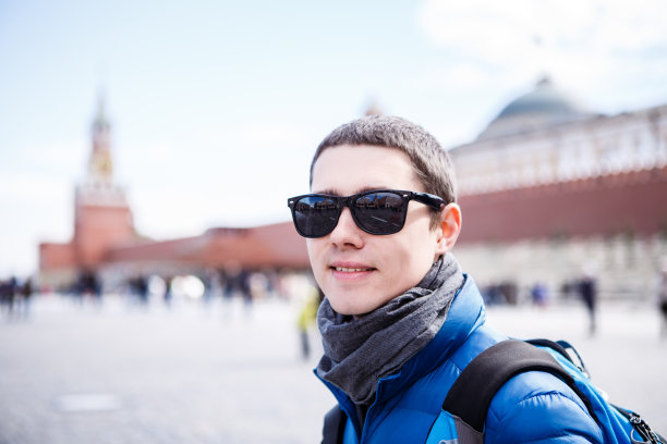 一个戴墨镜的男人的肖像图片下载