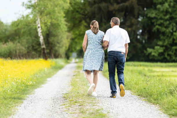 高级夫妇散步图片下载