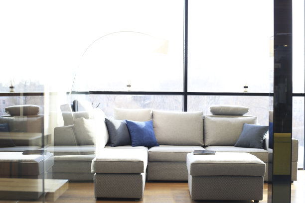 舒适的浅灰色大沙发图片下载