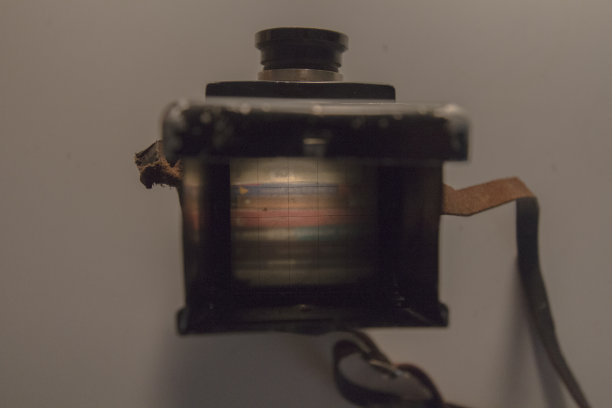 这是20世纪30年代德国制造的双镜头相机肮脏的取景器的俯视图，里面有一些书背的剪影。图片下载