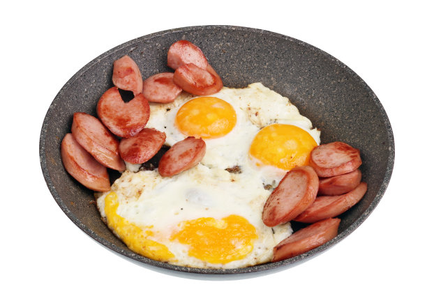 简单的乡村晚餐——煎香肠和鸡蛋——在一个有陶瓷涂层的煎锅里。孤立的图片下载