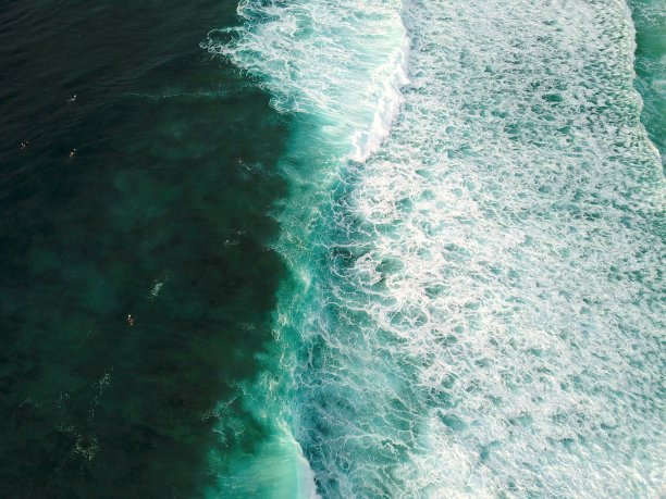 Banzai Pipeline浅滩礁石上的波浪图片下载