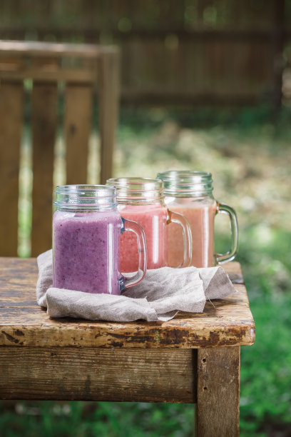 你五颜六色的水果冰沙在玻璃罐子里图片下载