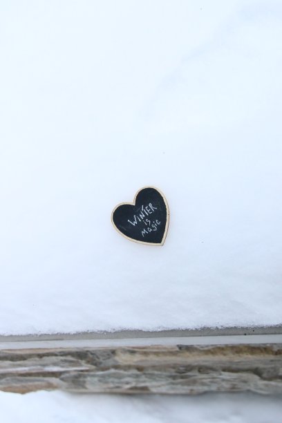 冬天是一个神奇的概念。心有题词在雪中。图片下载