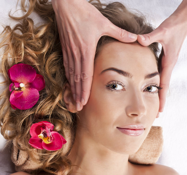 水疗沙龙里的美女图片下载