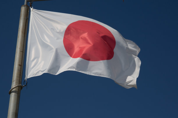 国家日本国旗在强风之上掠过蓝天背景图片下载