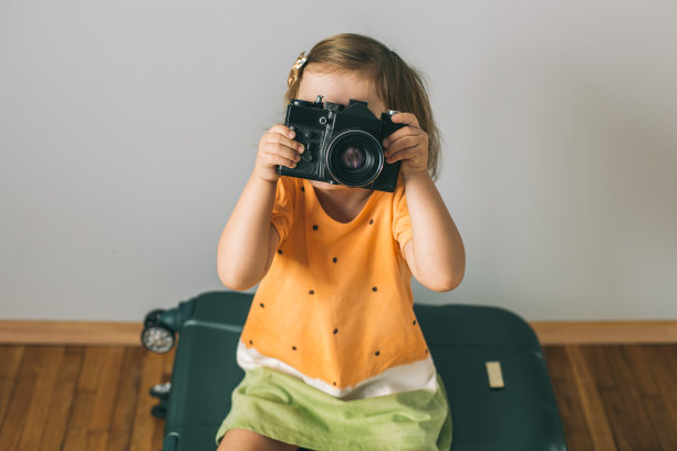 女孩的手提箱图片下载